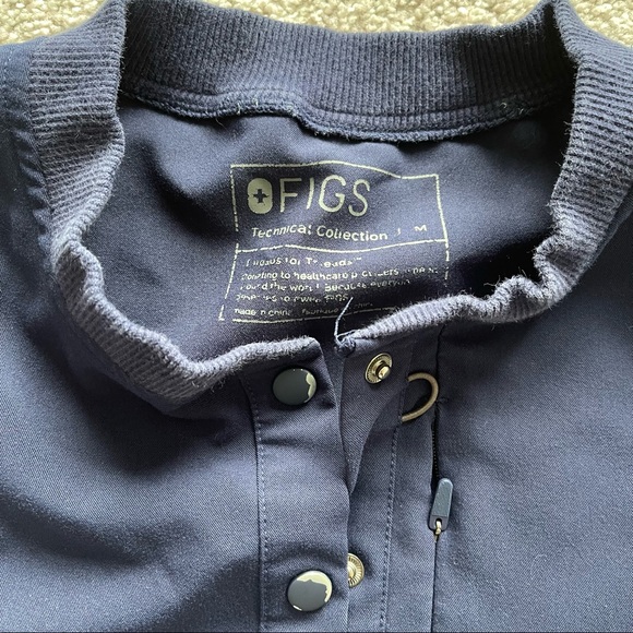 FIGS Limited Edition Navy Gidya Scrub Top Size Medium - Picture 5 of 5